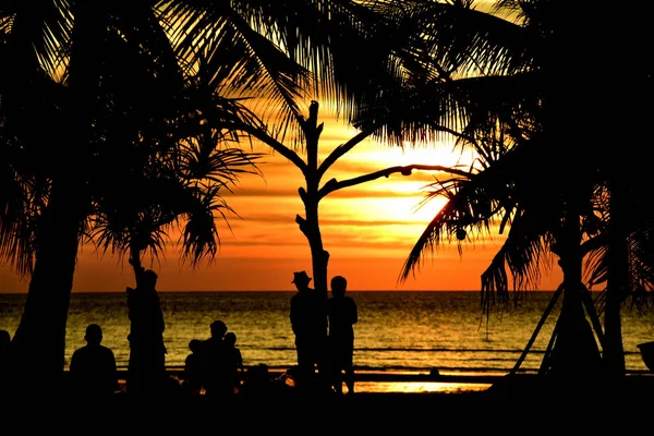 Sonnenuntergang Schönen Strand Blick Unter Den Vielen Menschen Kommen Meer — Stockfoto