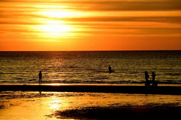 Coucher Soleil Belle Vue Sur Plage Parmi Les Nombreuses Personnes — Photo