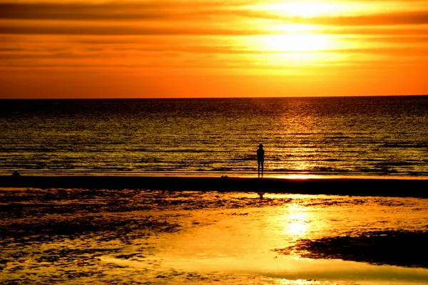 Sonnenuntergang Schönen Strand Blick Unter Den Vielen Menschen Kommen Meer — Stockfoto