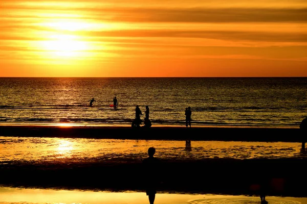 Gün batımında güzel sahil manzarasında birçok insan gün batımından önce oynamak için sahile gelirler..