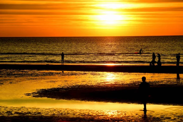 Coucher Soleil Belle Vue Sur Plage Parmi Les Nombreuses Personnes — Photo