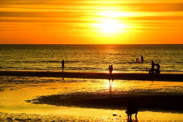 Solnedgång Vid Den Vackra Strandutsikten Bland Många Människor Som Kommer — Stockfoto