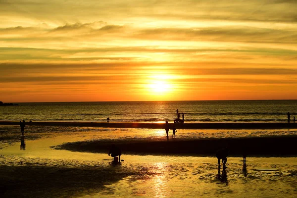 Coucher Soleil Belle Vue Sur Plage Parmi Les Nombreuses Personnes — Photo