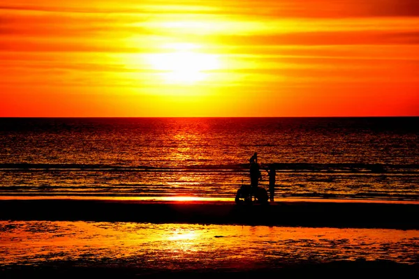 Coucher Soleil Belle Vue Sur Plage Parmi Les Nombreuses Personnes — Photo