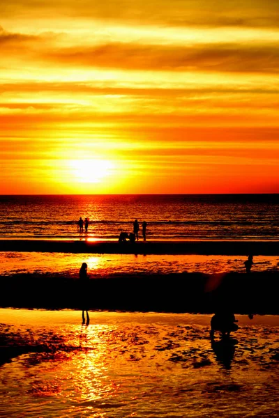Sonnenuntergang Schönen Strand Blick Unter Den Vielen Menschen Kommen Meer — Stockfoto