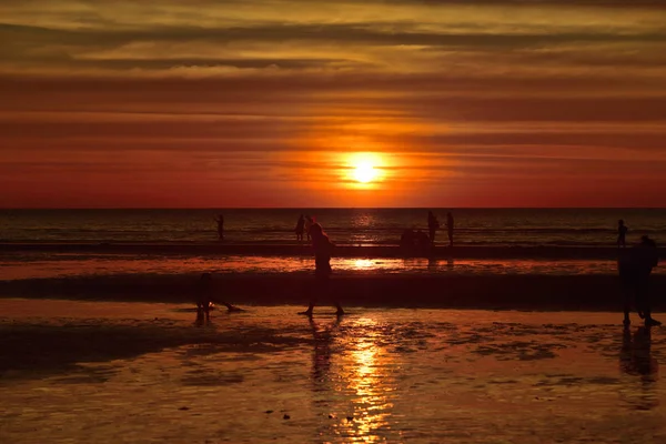 Coucher Soleil Belle Vue Sur Plage Parmi Les Nombreuses Personnes — Photo