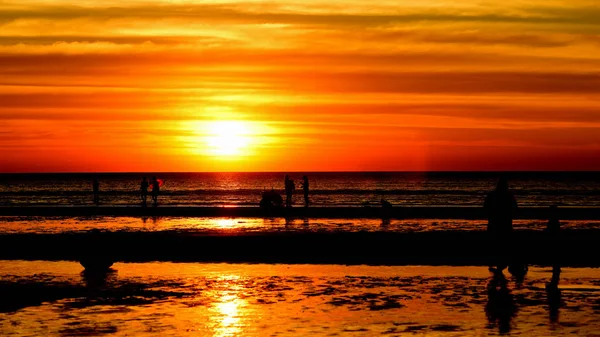 Coucher Soleil Belle Vue Sur Plage Parmi Les Nombreuses Personnes — Photo