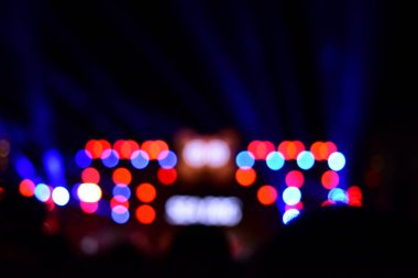 New Year's Day Konser sahnede bulanık bokeh. Yeni yıl yıldız gecesi renkli ışıklar bulanık görüntüleri