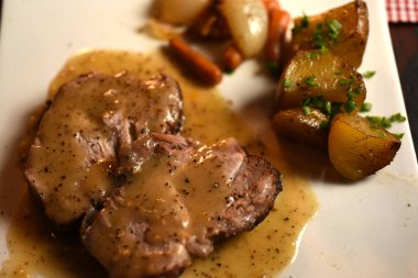 Kara biber soslu biftek domuz kadar kapatın