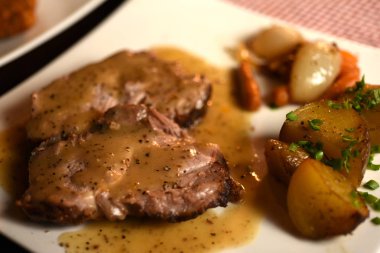 Kara biber soslu biftek domuz kadar kapatın.