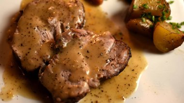 Kara biber soslu biftek domuz kadar kapatın