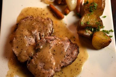 Kara biber soslu biftek domuz kadar kapatın.