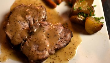 Kara biber soslu biftek domuz kadar kapatın