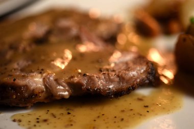 Kara biber soslu biftek domuz kadar kapatın.