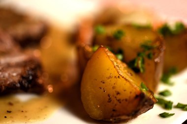 Kara biber soslu biftek domuz kadar kapatın.