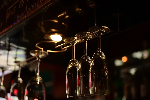 ガラスのバーでぶら下げ美しく暖かい光酒 Storeempty ガラス カウンター — ストック写真