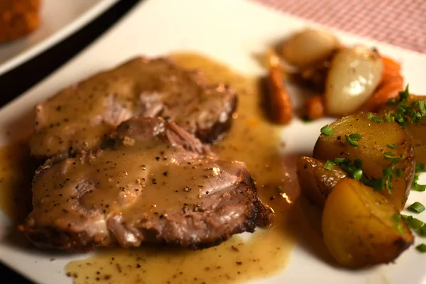 Kara biber soslu biftek domuz kadar kapatın.