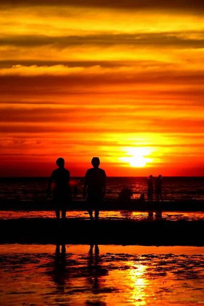 Coucher Soleil Belle Vue Sur Plage Parmi Les Nombreuses Personnes — Photo