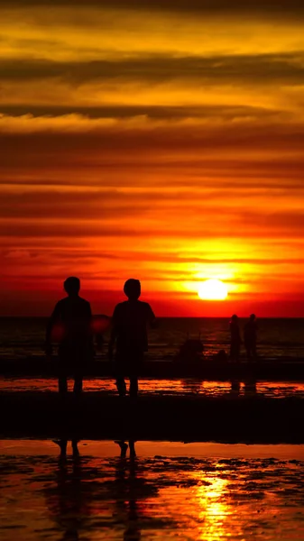 Coucher Soleil Belle Vue Sur Plage Parmi Les Nombreuses Personnes — Photo