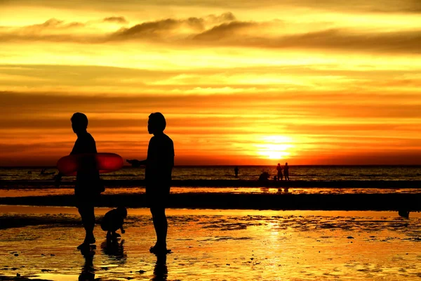 Puesta Sol Hermosa Vista Playa Entre Las Muchas Personas Vienen —  Fotos de Stock