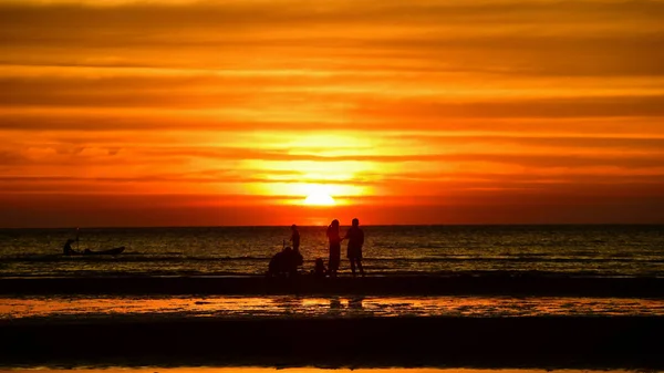 Puesta Sol Hermosa Vista Playa Entre Las Muchas Personas Vienen — Foto de Stock