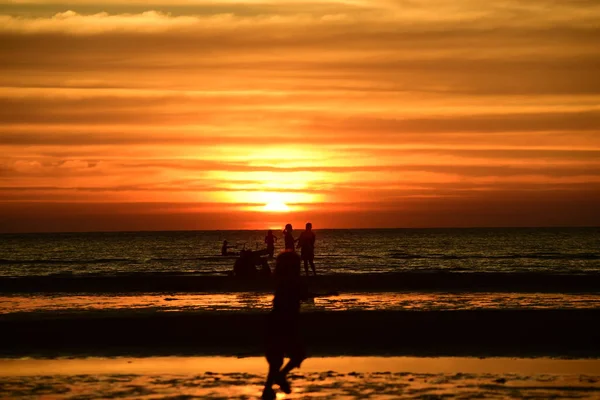 Apus Soare Frumoasa Vedere Plajă Printre Mulți Oameni Vin Joace — Fotografie, imagine de stoc