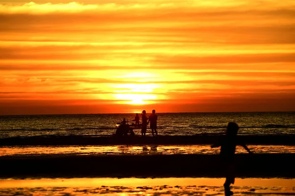 Coucher Soleil Belle Vue Sur Plage Parmi Les Nombreuses Personnes — Photo