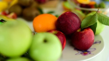 Meyve ve sebzeli sağlıklı yemek. 