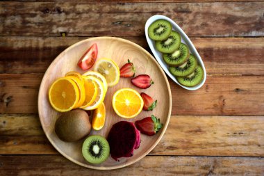 Evdeki masada dilimlenmiş meyvelerin üst görüntüsü