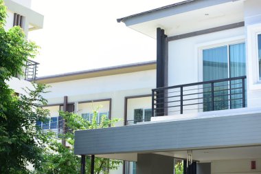 Mavi gökyüzü olan modern evin dışı.