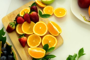 taze ve olgun meyve ve sebze çeşitleri. Renkli meyve ve vegetables.fresh meyve beyaz arka plan üzerinde. Kırmızı domates domates cilt üzerinde su damlacıkları ile. Meyve karıştırın. Taze meyve kapatın. Yeme, kavram diyet sağlıklı