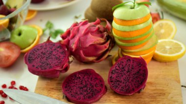 taze ve olgun meyve ve sebze çeşitleri. Renkli meyve ve vegetables.fresh meyve beyaz arka plan üzerinde. Kırmızı domates domates cilt üzerinde su damlacıkları ile. Meyve karıştırın. Taze meyve kapatın. Yeme, kavram diyet sağlıklı