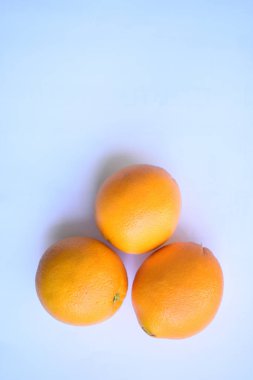 Turuncu, turuncu, turuncu kulak ve portakal yeşil ahşap masa üstünde sepetle yarısı background.Composition fruits.dieting kavramı çeşitli bulanık, 