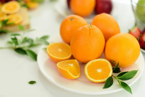 Close Van Gesneden Fruit Keukentafel Groente Fruitsap Met Fruit — Stockfoto