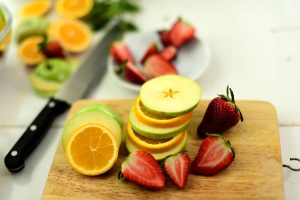 イチゴは 美しいプレートにカット ミックス フルーツ 新鮮な果物をクローズ アップ 健康食 ダイエット生有機野菜と Conceptcomposition デトックス — ストック写真