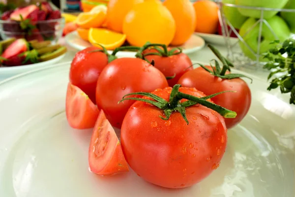 新鲜的红色西红柿 番茄皮上有水滴 混合水果 新鲜水果关闭 健康饮食 节食概念组合物与各种生有机蔬菜 排毒饮食 — 图库照片