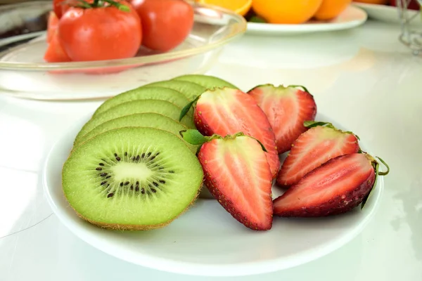 Erdbeerschnitt Auf Dem Schönen Teller Mix Fruits Fresh Fruit Close — Stockfoto