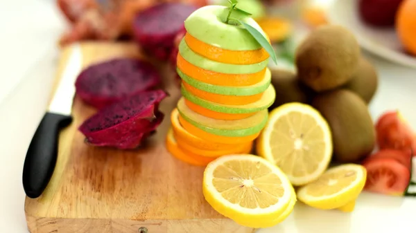 Aardbei Gesneden Mooie Plaat Meng Vruchten Vers Fruit Close Gezond — Stockfoto