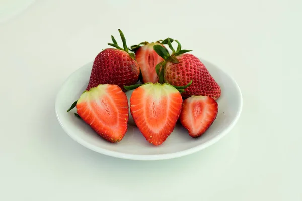 Ganze Und Halbierte Erdbeeren Auf Teller Serviert — Stockfoto