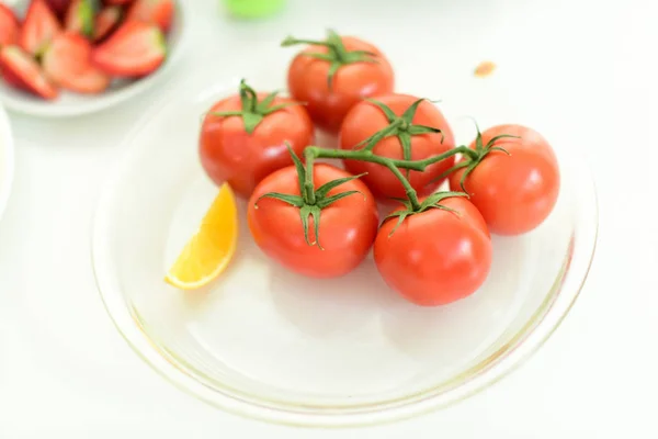 Tomates Videira Frescos Com Fatia Laranja Prato — Fotografia de Stock