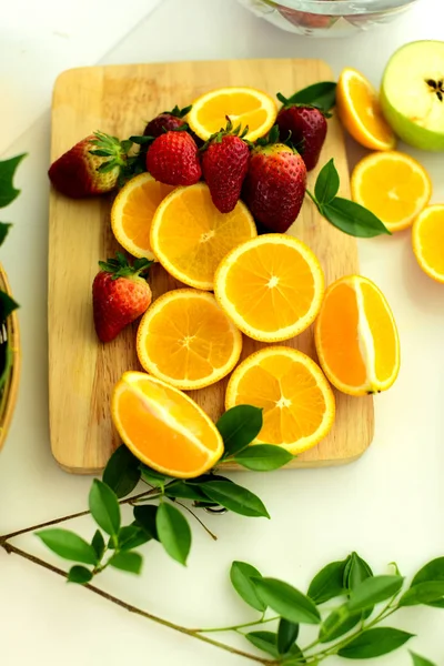 Tabla Madera Con Naranjas Cortadas Fresas Mesa — Foto de Stock
