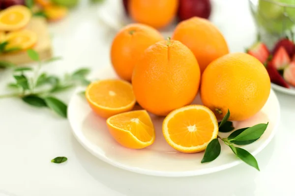Oranje Helft Van Mand Met Sinaasappelen Houten Tafel Groene Oranje — Stockfoto