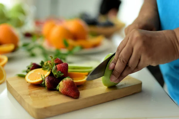 Abgeschnittene Aufnahme Einer Frau Die Mit Anderen Früchten Apfel Auf — Stockfoto