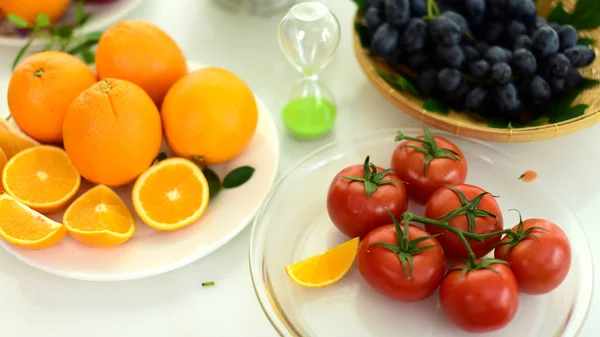 Pratos Com Laranjas Tomates Videira Servidos Mesa — Fotografia de Stock