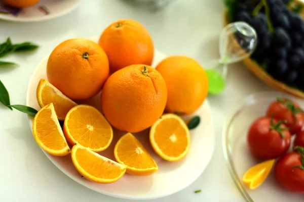 新鮮で熟した果物や野菜の種類 カラフルな果物や白い背景で Vegetables Fresh トマトの皮に水の滴を新鮮な赤いトマト ミックス フルーツ 新鮮な果物をクローズ アップ 健康を食べる — ストック写真