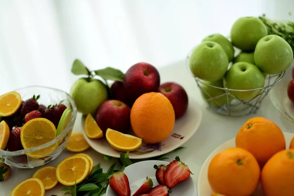 キッチンカウンターで出される様々な果物は — ストック写真