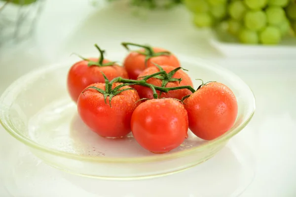 Tomates Videira Frescos Placa Vidro — Fotografia de Stock