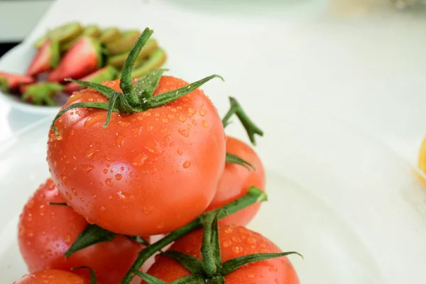 Primer Plano Tomates Frescos Maduros Plato — Foto de Stock