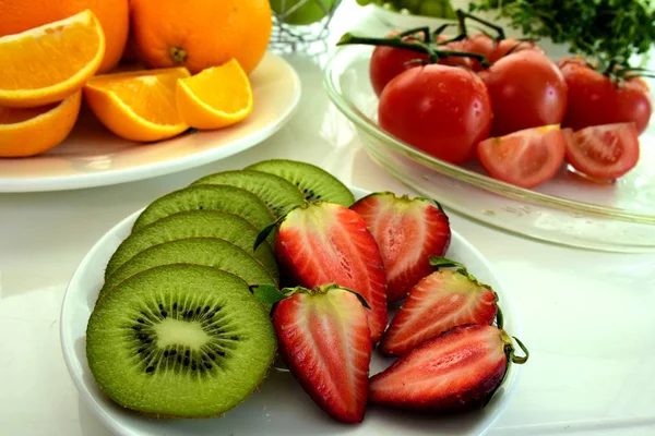 新鮮で熟した果物や野菜の種類 カラフルな果物や白い背景で Vegetables Fresh トマトの皮に水の滴を新鮮な赤いトマト ミックス フルーツ 新鮮な果物をクローズ アップ 健康を食べる — ストック写真