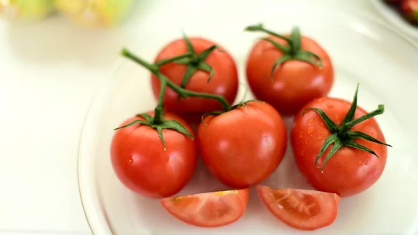 Nahaufnahme Von Reifen Frischen Tomaten Auf Dem Teller — Stockfoto